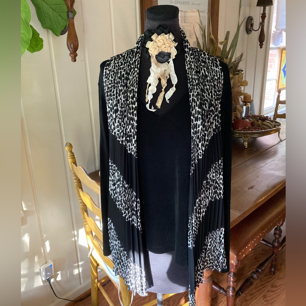 CHICO’S Travelers Black/White Vest Size 1